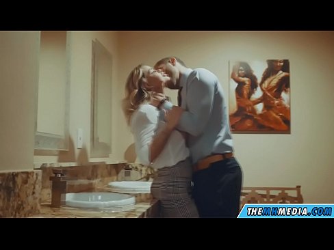❤️ Meta blonda busty seduces f'kamra tal-banju pubbliku ❌ Sess ta' kwalità lilna ️❤